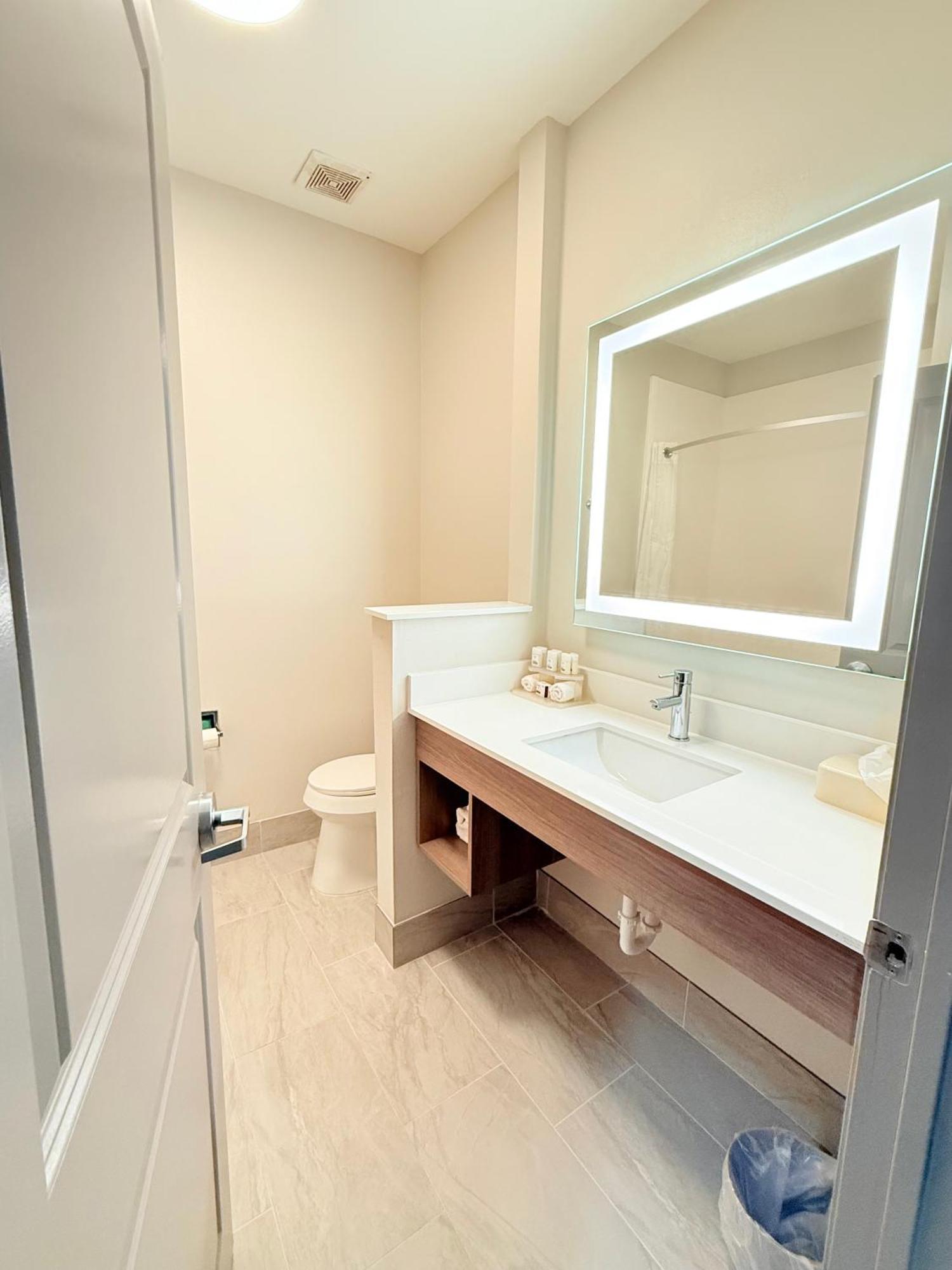 Holiday Inn Express Kenedy By Ihg Eksteriør billede