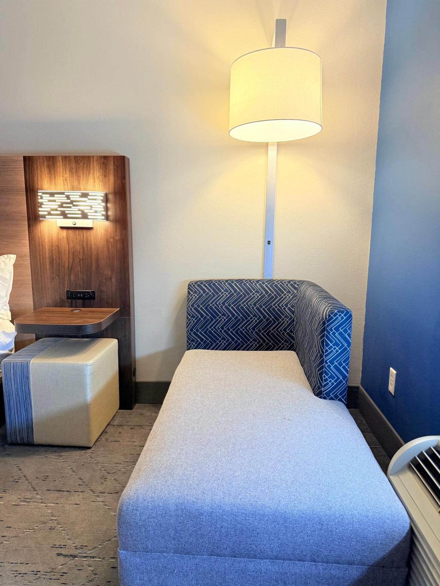Holiday Inn Express Kenedy By Ihg Eksteriør billede